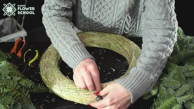 Binding wire anchored to the natural hay ring