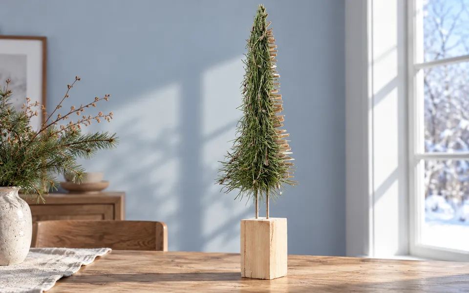 Tree with a dark pine needle side and a lighter reed side